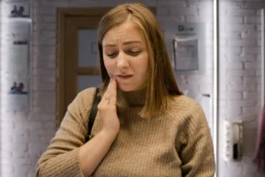 girl facing Emergency Dental pain